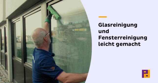 Piepenbrock Mitarbeiter mit blauem Oberteil beim Reinigen eines Fensters des Piepenbrock Service-Center