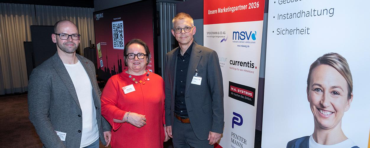 Piepenbrock Regionalgeschäftsführer Hartmut Voigt (rechts) freut sich mit Beate Böttger, Leiterin der Wirtschaftsregion sowie des BVMW-Kreisverbands Osnabrück, Grafschaft Bentheim und Emsland und Referent Andreas Heideck über den kurzweiligen Abend. (Bild: Hermann Pentermann)