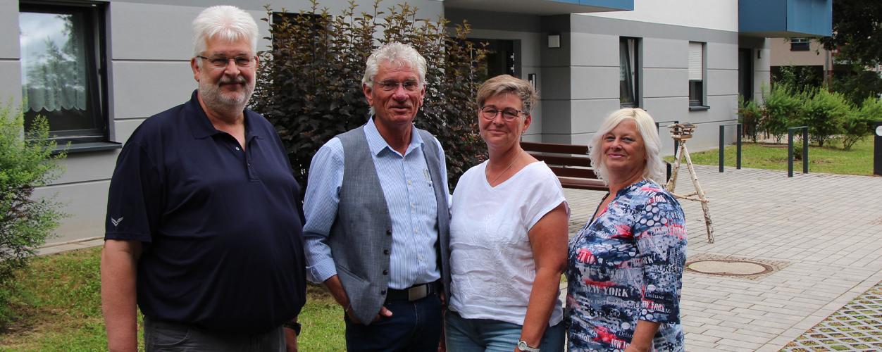 Thomas Frohne, bis zum 31. August 2025 Geschäftsführer der GGZ, Diedrich Bloem als Niederlassungsleiter Gebäudemanagement bei Piepenbrock in Zwickau, Katja Tröger als Bereichsleiterin Gebäudemanagement bei Piepenbrock und Claudia Zierold als Objektleiterin bei Piepenbrock freuen sich gemeinsam über die gute Zusammenarbeit vor Ort. (Bild: Piepenbrock Unternehmensgruppe GmbH & Co. KG)