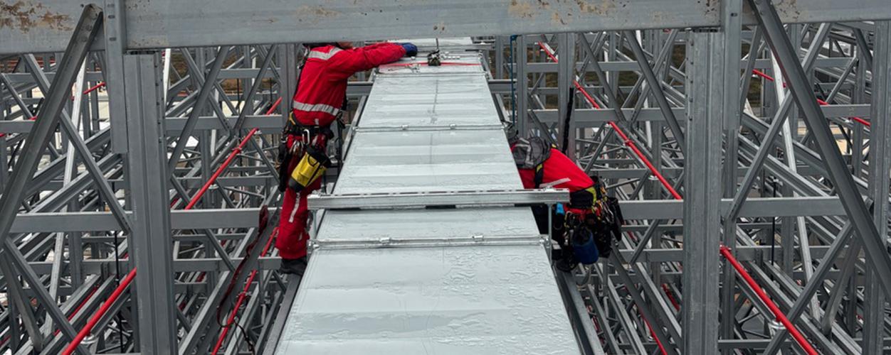 Gut gesichert montierten die Industriekletterer die Lüftungskanäle oberhalb der Regale auf etwa 40 Metern Höhe. (Bild: 3KER RAS GROUP)