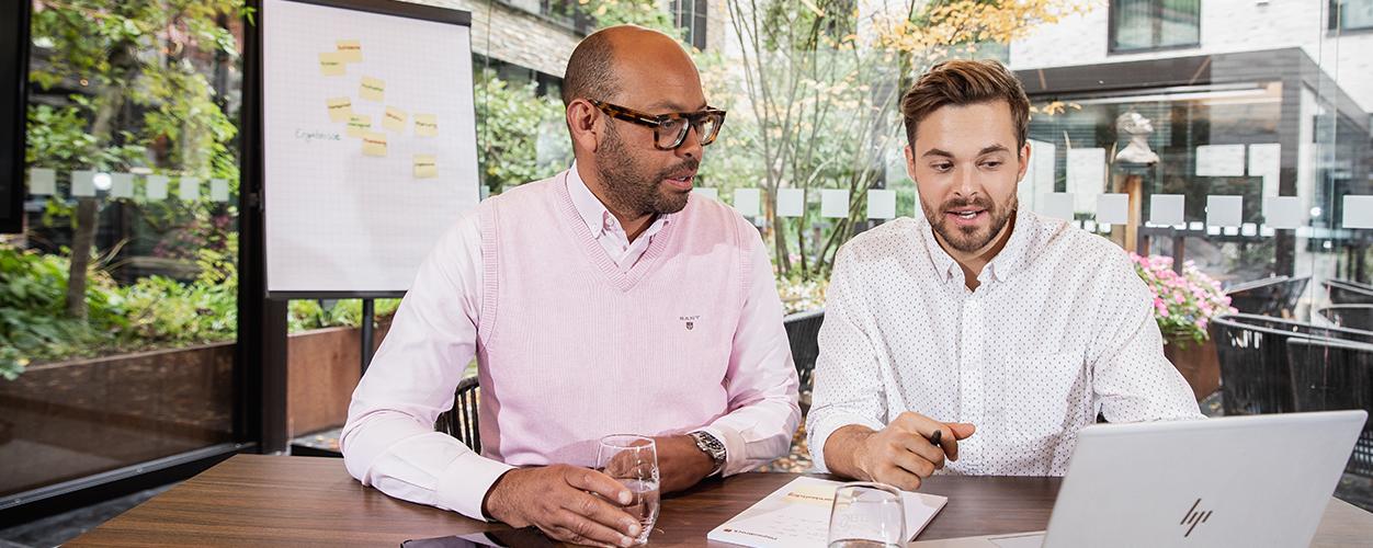 Piepenbrock setzt auf klare Vorarbeit: Checklisten, die im Vorfeld durchgesprochen werden, klären Zugänge und Rahmenbedingungen, etwa Zufahrten, Schlüsselregelungen, Erreichbarkeit und Besonderheiten bei Streumitteln.