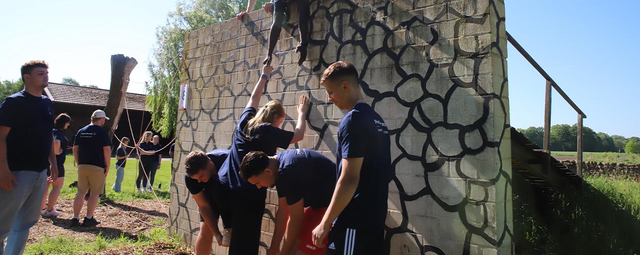 Bei Teambuilding-Aktionen stärkten die Azubis den Zusammenhalt.