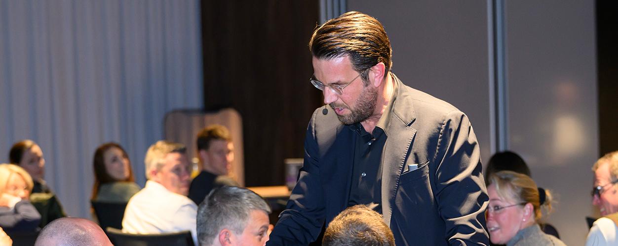 In seinem Impulsvortrag lieferte Christian Lindemann Beispiele für mehr Selbstvertrauen und Mut auf den Bühnen des alltäglichen Lebens. (Bild: Hermann Pentermann)
