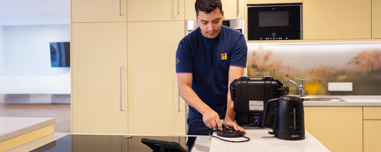 Für ETL DIAG prüft Piepenbrock die elektrischen Betriebsmittel in Kanzleien - darunter Küchengeräte wie Wasserkocher und Kaffeemaschinen.
