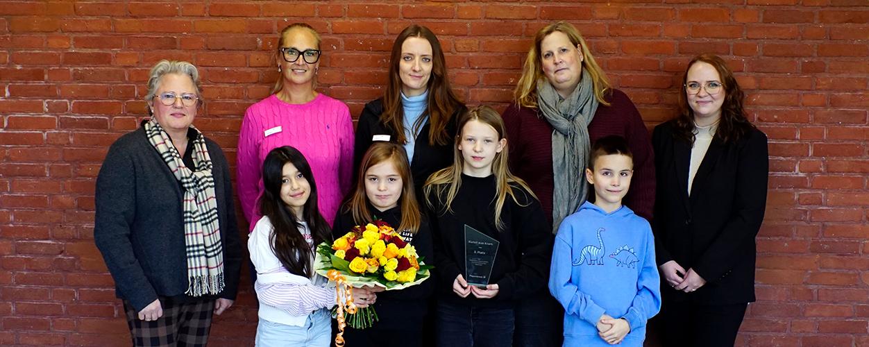 Über den dritten Platz freuen sich Sandra Gerresheim, Niederlassungsleiterin bei Piepenbrock in Münster und Bielefeld, (links) und Ideengeberin Olga Reimer (rechts) mit Vertretern vom Stephanus - Verein zur Betreuung von Kindern.