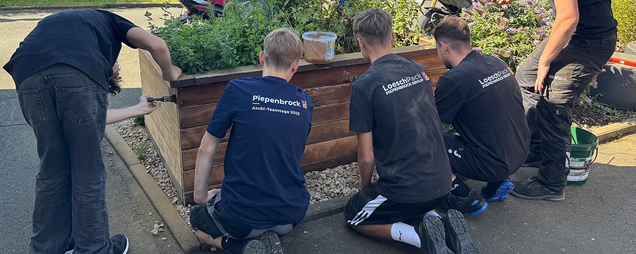 In der Lebenshilfe-Werkstatt Weilersbach erstrahlte ein Hochbeet mit Unterstützung der Azubis von LoeschPack in neuem Glanz. (Bild: Loesch Verpackungstechnik GmbH + Co. KG)