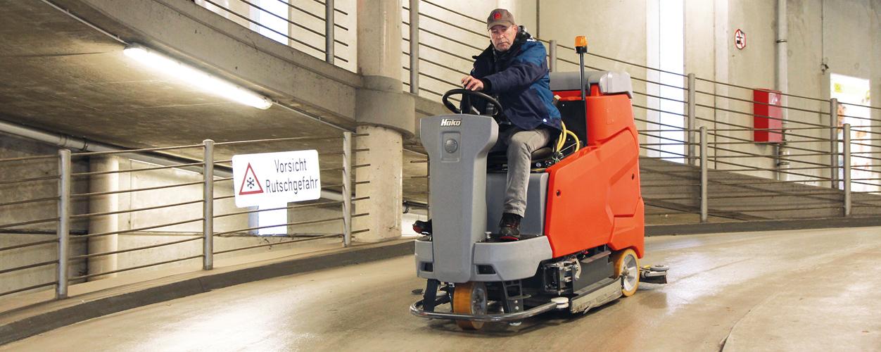 Die weitläufigen Parkhaus-Flächen bei L&T reinigt Piepenbrock mit der Scheuersaugmaschine B 175 R TB 900 X-AC von Hako.