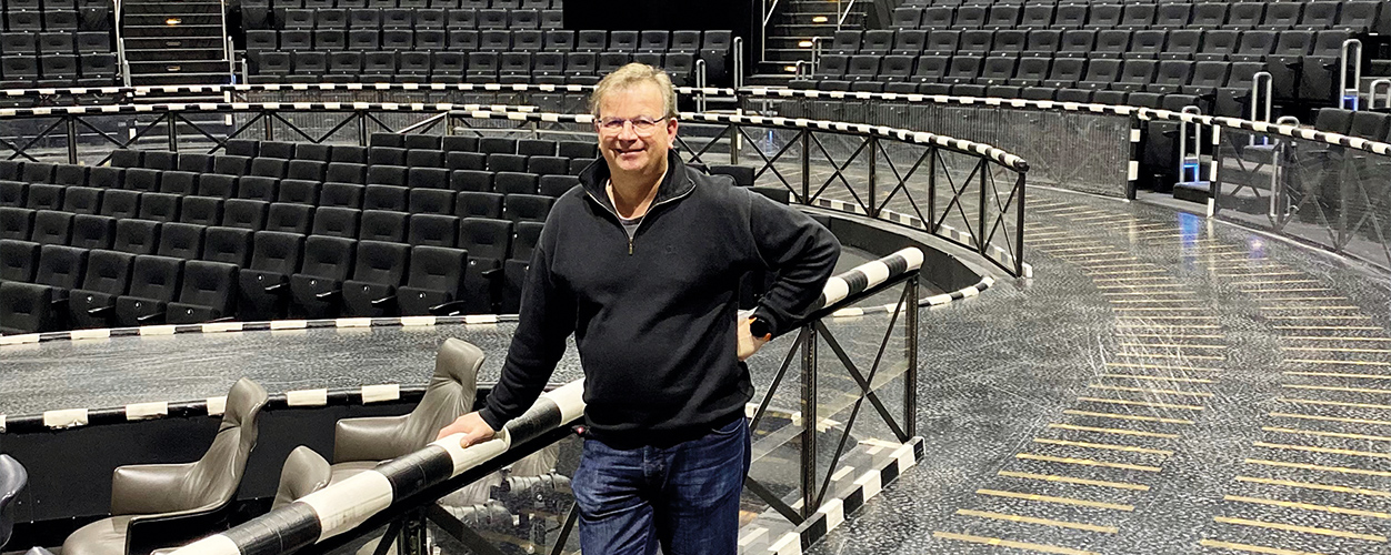 Bahnen, die die Welt bedeuten: Peter Lucassen weiß als Technischer Leiter beim Starlight Express, wie wichtig eine saubere Bühne für eine gelungene Show ist.