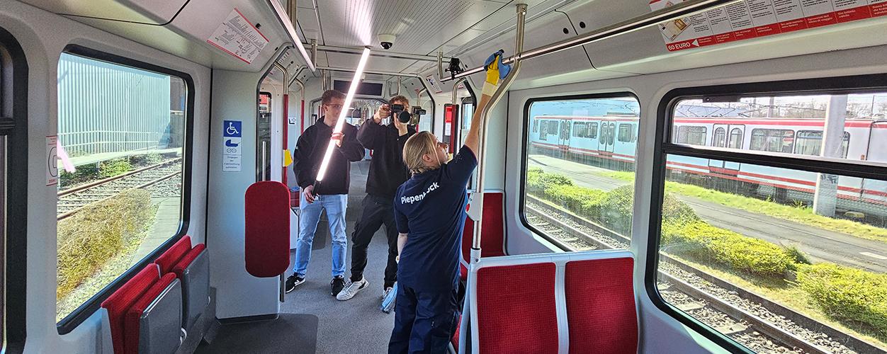Das Piepenbrock Video- und Social-Media-Team zeigt Einblicke in die Verkehrsmittelreinigung.