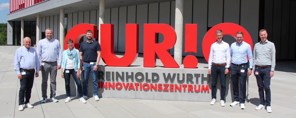 Für Großkunden von Würth prüfen die Experten von Piepenbrock bundesweit die elektrischen Betriebsmittel. Im Mai 2025 trafen sich die Verantwortlichen von Würth und Piepenbrock für einen persönlichen Austausch in Künzelsau.