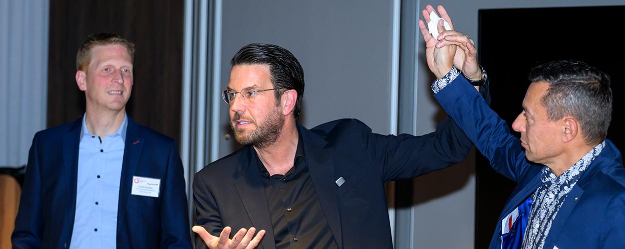 Rund 90 Unternehmern zeigte Christian Lindemann sein Können als Showexperte und Taschendieb. (Bild: Hermann Pentermann)