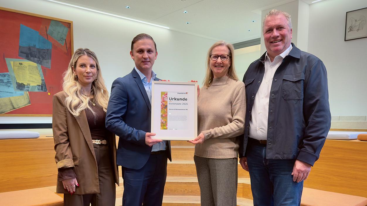 Geteiltes Engagement für Biodiversität: Piepenbrock vergibt Bienenpatenschaft an General Reinsurance AG Köln