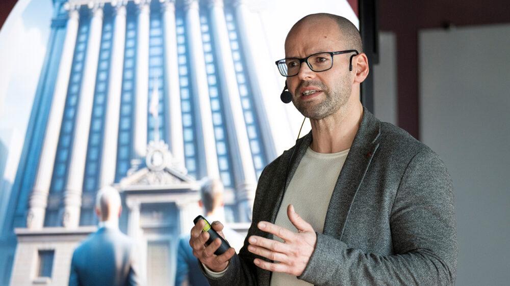 Andreas Heideck hält in der Piepenbrock Akademie einen Vortrag über „Social Engineering – Die unterschätzte Gefahr mitten im Alltag“