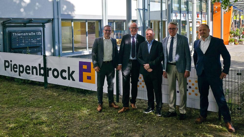 Die neue Piepenbrock Niederlassung Cottbus schauten sich unter anderem Arnulf Piepenbrock als geschäftsführender Gesellschafter, Paul Richter als Geschäftsführer Personal, Controlling und IT sowie Alexander Brückner als Geschäftsführer der Region Süd-Ost bei Piepenbrock an.