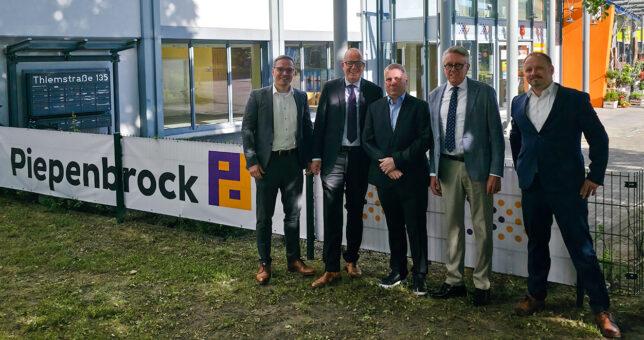 Die neue Piepenbrock Niederlassung Cottbus schauten sich unter anderem Arnulf Piepenbrock als geschäftsführender Gesellschafter, Paul Richter als Geschäftsführer Personal, Controlling und IT sowie Alexander Brückner als Geschäftsführer der Region Süd-Ost bei Piepenbrock an.