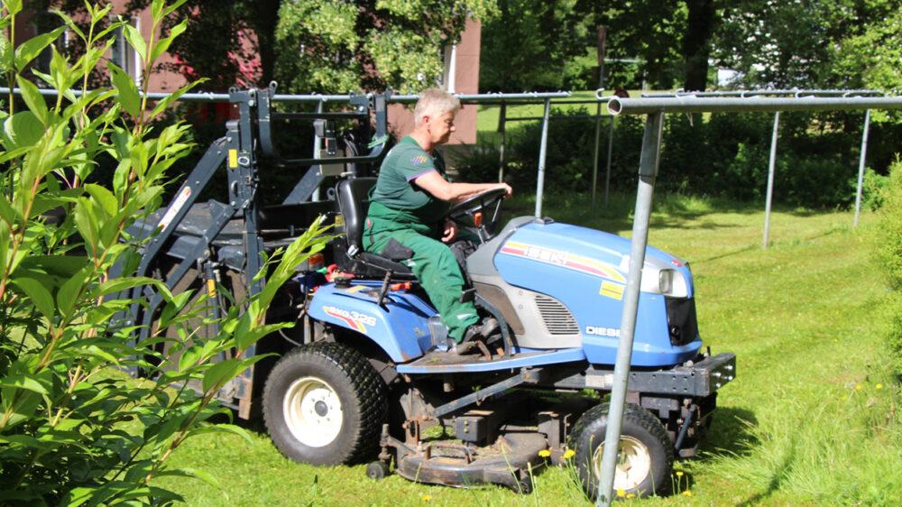 Für die Gebäude- und Grundstücksgesellschaft Zwickau mbH (GGZ) kümmert sich Piepenbrock seit über drei Jahrzehnten um Grünanlagenpflege, Spielplatz- und Dachkontrolle, Winterdienst, Fällarbeiten, Baumkontrollen, Sonderleistungen und Sperrmüllmanagement.