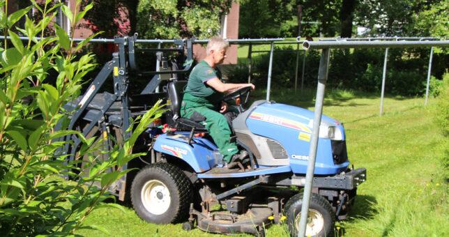 Für die Gebäude- und Grundstücksgesellschaft Zwickau mbH (GGZ) kümmert sich Piepenbrock seit über drei Jahrzehnten um Grünanlagenpflege, Spielplatz- und Dachkontrolle, Winterdienst, Fällarbeiten, Baumkontrollen, Sonderleistungen und Sperrmüllmanagement.