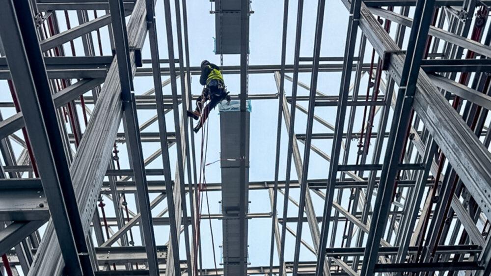 Am Hochregallager in Schwerin arbeiteten die Industriekletterer der 3KER RAS GROUP in 30 Meter Höhe. (Bild: 3KER RAS GROUP GmbH)