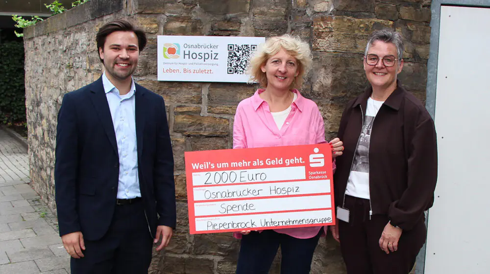 Lasse Pötter und Daniela Kuhlmann von Piepenbrock übergeben einen symbolischen Spendencheck an Anja Hanke, Koordinatorin Öffentlichkeitsarbeit beim Osnabrücker Hospiz e. V. (Mitte)