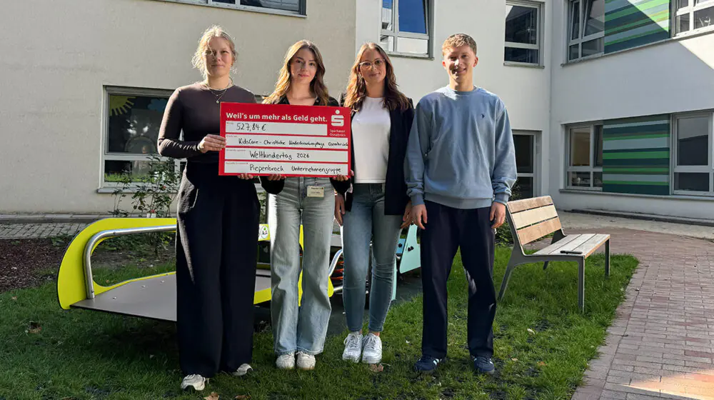 Auszubildende von Piepenbrock überreichten Spendencheck zum Weltkindertag 2026 an Vertreter der Organisation KidsCare.