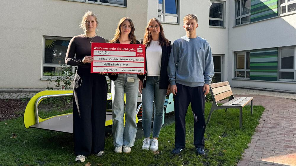 Auszubildende von Piepenbrock überreichten Spendencheck zum Weltkindertag 2026 an Vertreter der Organisation KidsCare.