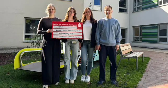 Auszubildende von Piepenbrock überreichten Spendencheck zum Weltkindertag 2026 an Vertreter der Organisation KidsCare.