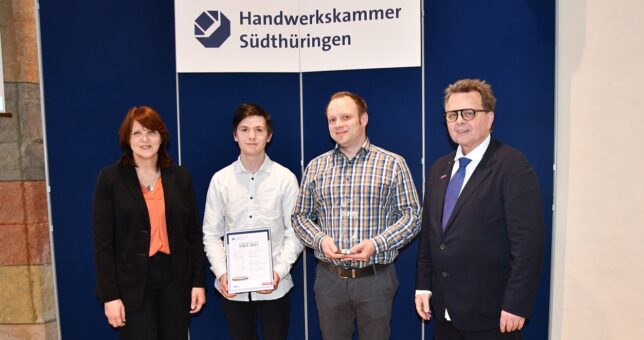 Vertreter der Handwerkskammer Südthüringen überreichen den „Stift 2021“-Preis für die besten Ausbildungsbetriebe an den Piepenbrocker Tim Böhning.