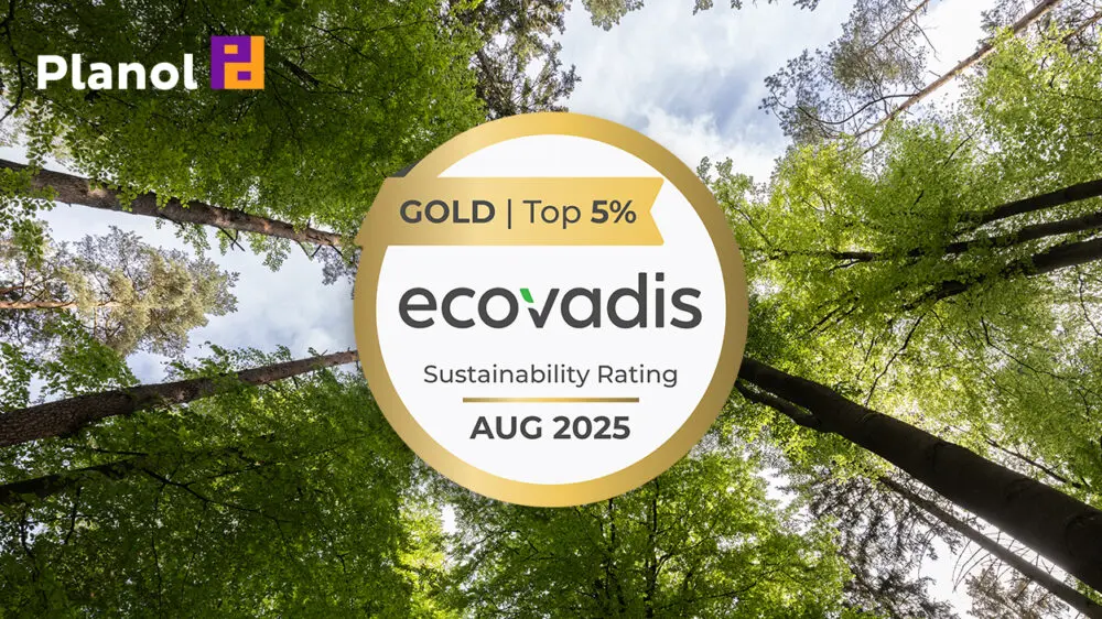 Goldsiegel von Ecovadis vor Wald-Hintergrund mit Blickrichtung Himmel