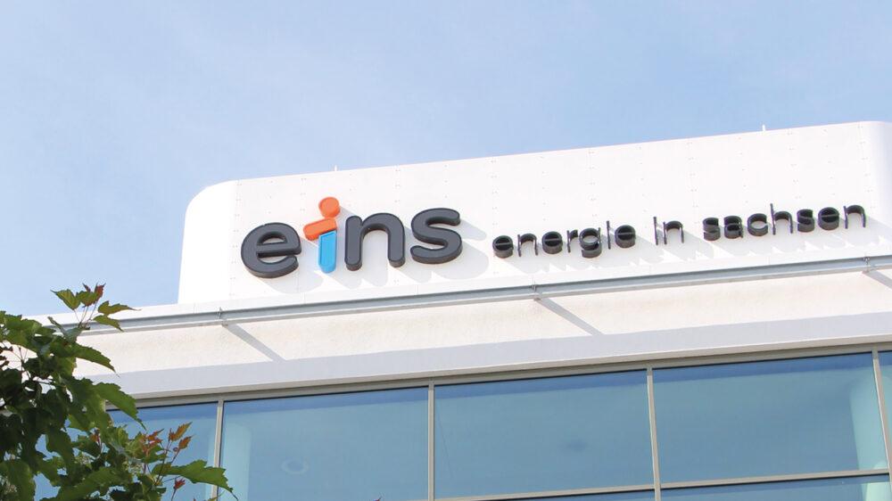 Bild vom eins energie Logo am Unternehmensgebäude