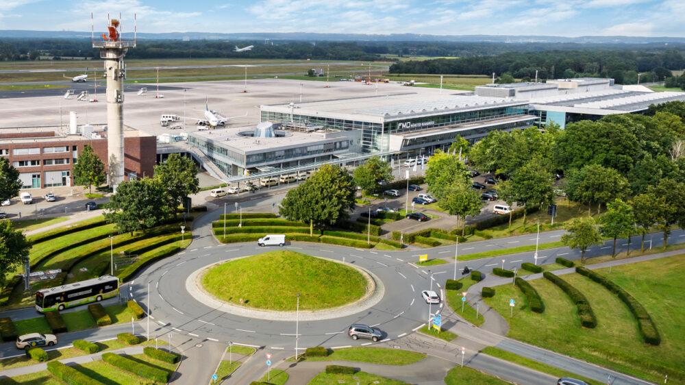 Unterhalts Glas Und Fluegzeugreinigung Am Flughafen FMO 