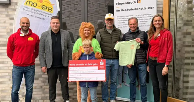 Piepenbrock Niederlassungsleiter Heiko Kalis und Technischer Betriebsleiter Christopher Skorupinski überreichten auf dem Sommerfest der Movere Kindertagesstätte Löwenzahn symbolisch einen Spendencheck.