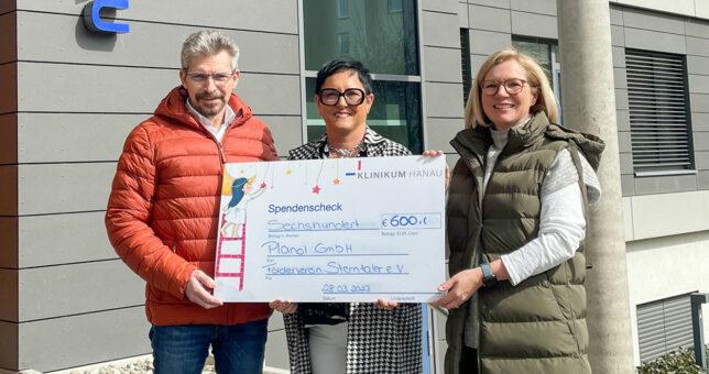 Reiner Diehlmann und Maria Ruiz Barroso mit Spendencheck an das Klinikum Hanau im Rahmen der Aktion "Spenden statt Geschenke"