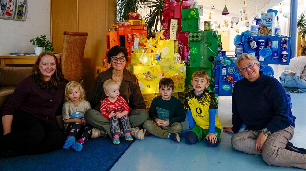 Sandra Gerresheim, Niederlassungsleiterin bei Piepenbrock in Münster und Bielefeld, (rechts) und Ideengeberin Olga Reimers (links) gratulierten der Städtischen Kita Burgwall persönlich zum Sieg. (Bild: Piepenbrock Unternehmensgruppe GmbH + Co. KG)
