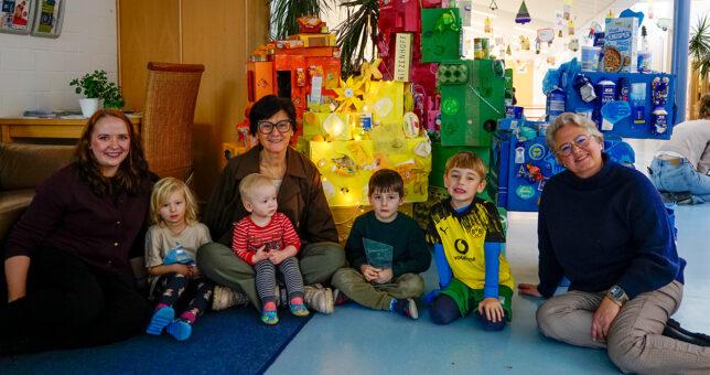 Sandra Gerresheim, Niederlassungsleiterin bei Piepenbrock in Münster und Bielefeld, (rechts) und Ideengeberin Olga Reimers (links) gratulierten der Städtischen Kita Burgwall persönlich zum Sieg. (Bild: Piepenbrock Unternehmensgruppe GmbH + Co. KG)