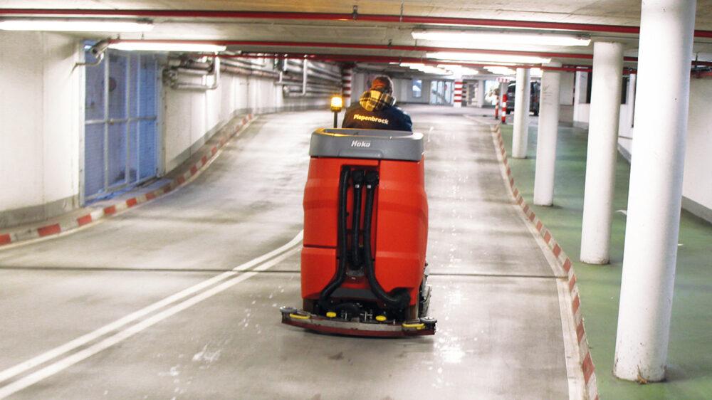Piepenbrock reinigt die Parkhaus-Flächen mit einer Hako-Scheuersaugmaschine.