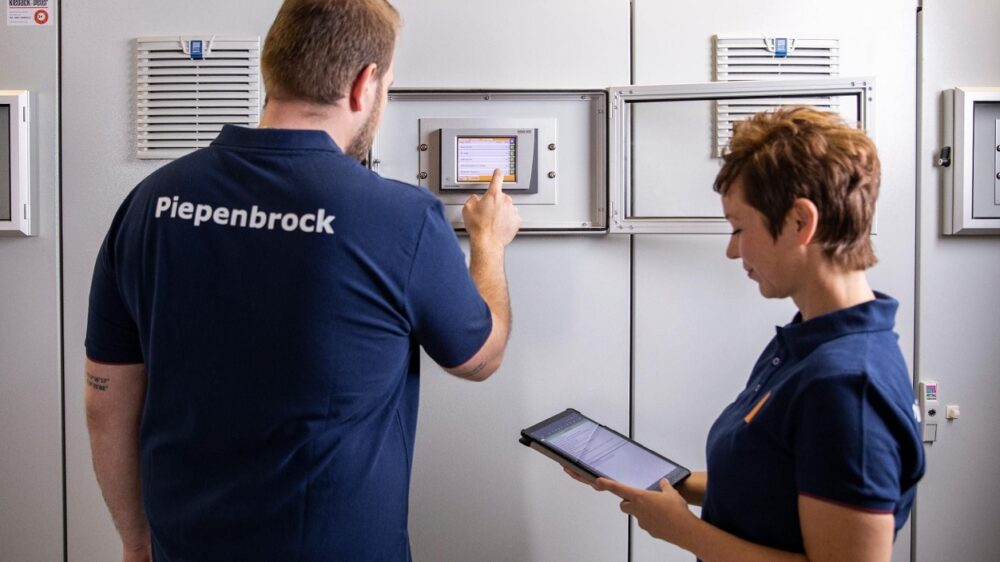 Zwei Piepenbrock Mitarbeiter bei der Betriebsmittelprüfung