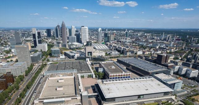 Saubere Hallen und Flächen für die Messe Frankfurt Piepenbrock sorgt auf dem Messegelände Frankfurt für saubere Hallen und Flächen. (Bild: Messe Frankfurt GmbH/Klaus Helbig)