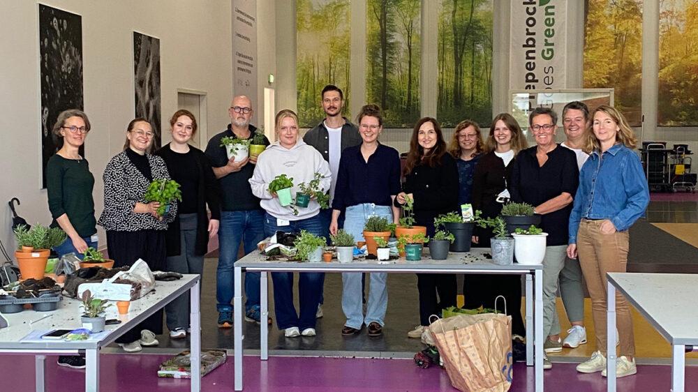 Teilnehmer des Angebots „Kräuterwissen to go“ bei der Nachhaltigkeitswoche 2025 von Piepenbrock.