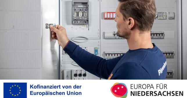 Piepenbrock Mitarbeiter mit blauem Sweatshirt bei der Betriebsmittelprüfung mit Logo der Europäischen Union zur Kofinanzierung