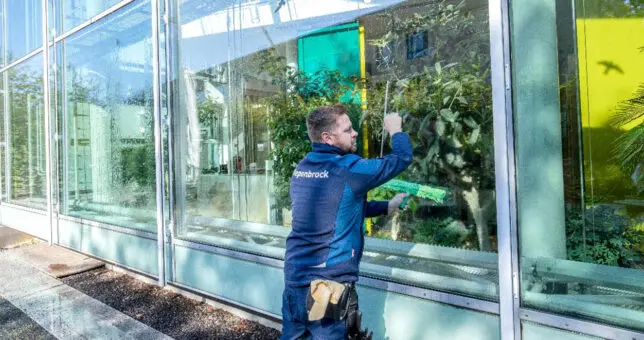Piepenbrock reinigt unter anderem Fenster.
