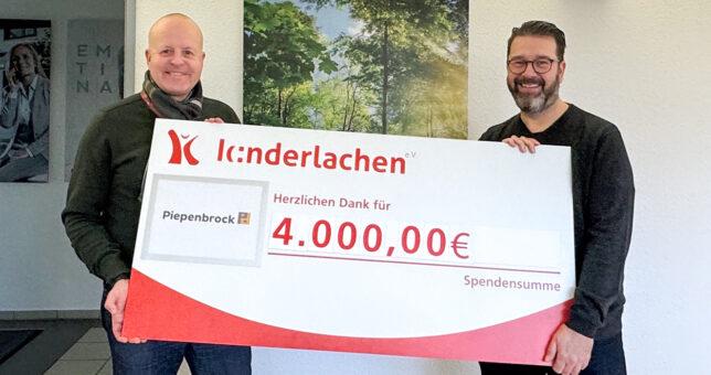 Marc Peine von Kinderlachen e.V. (rechts) bedankt sich bei Thorsten Seewöster, Geschäftsführer der Region Nord-West bei Piepenbrock, für die Spende über 4.000 Euro. (Bild: Piepenbrock Unternehmensgruppe GmbH + Co. KG)