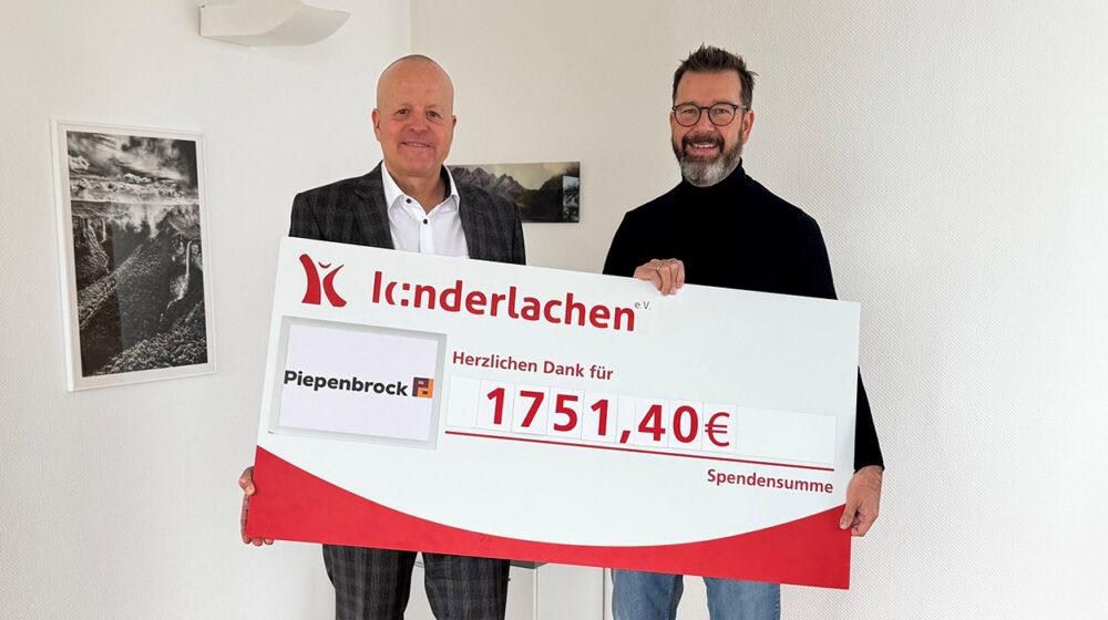 Thorsten Seewöster, Geschäftsführer der Region Nord-West bei Piepenbrock, überreichte einen symbolischen Spendencheck an Marc Peine von Kinderlachen.