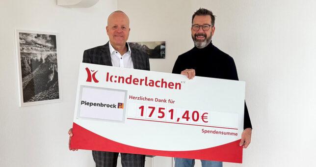 Thorsten Seewöster, Geschäftsführer der Region Nord-West bei Piepenbrock, überreichte einen symbolischen Spendencheck an Marc Peine von Kinderlachen.