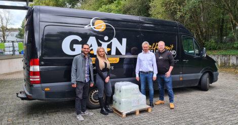 Reiner Diehlmann, Geschäftsführer der Planol GmbH + Co. KG, und Nadine Buresch, Assistenz der Geschäftsführung, übergeben die Spende an das Team der GAiN Germany gGmbH (im Bild links und rechts).