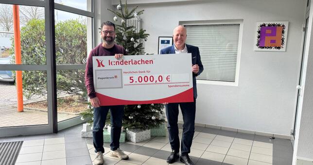 Piepenbrock Niederlassung Dortmund unterstützt die Arbeit von Kinderlachen e. V. Thorsten Seewöster, Geschäftsführer der Region Nord-West bei Piepenbrock (rechts)., übergab den symbolischen Spendencheck an Marc Peine von Kinderlachen e. V.