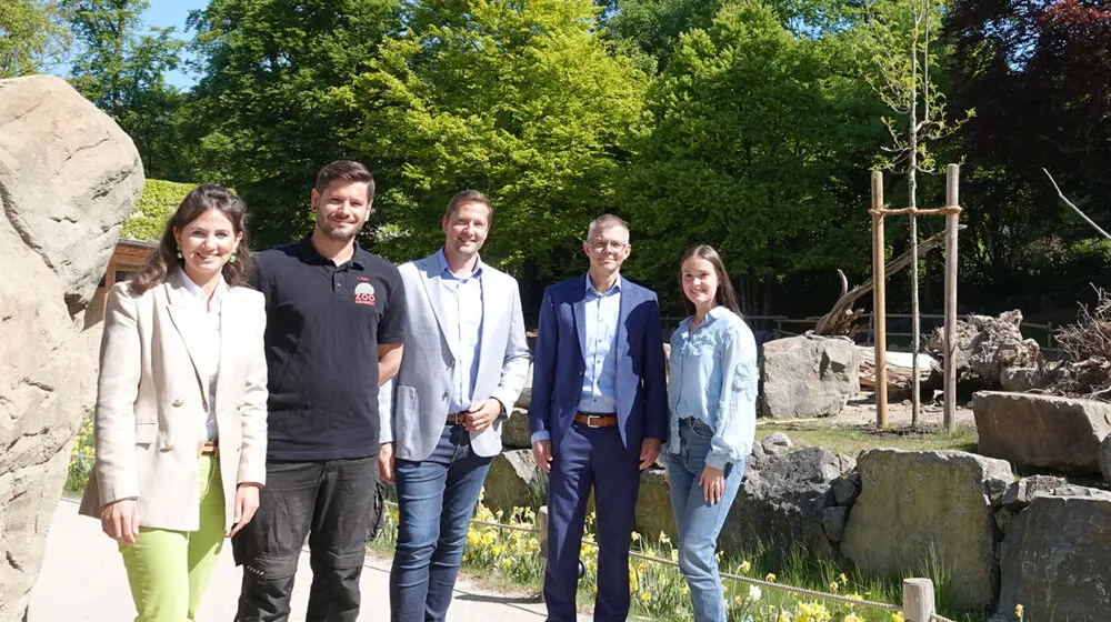 Piepenbrock und der Zoo Osnabrück pflanzen gemeinsam einen Baum. (Bild: Zoo Osnabrück)
