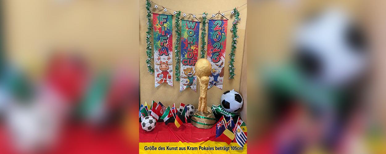Die Kita Regenbogenland griff bei „Kunst aus Kram" thematisch die Fußball-Weltmeisterschaft auf.