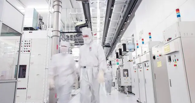 Arbeiten in der Hightech-Fabrik Arbeiten in der Hightech-Fabrik