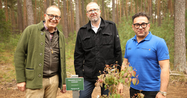 Gruppenbild Arnulf Piepenbrock, Mahmut Tümkaya und thyssenkrupp im Piepenbrocker Forst