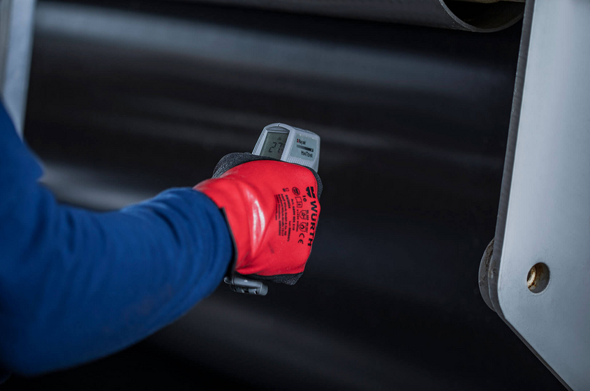 Mitarbeiter von Piepenbrock kontrolliert Temperatur bei Pressenprüfung